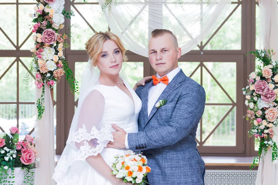 Сроки обработки и монтажа.
После свадьбы каждая пара с нетерпением ждёт свадебные фотографии и видео, обычно обработка фотографий занимает 1 месяц (до 2 месяцев в летний и осенний период), мо