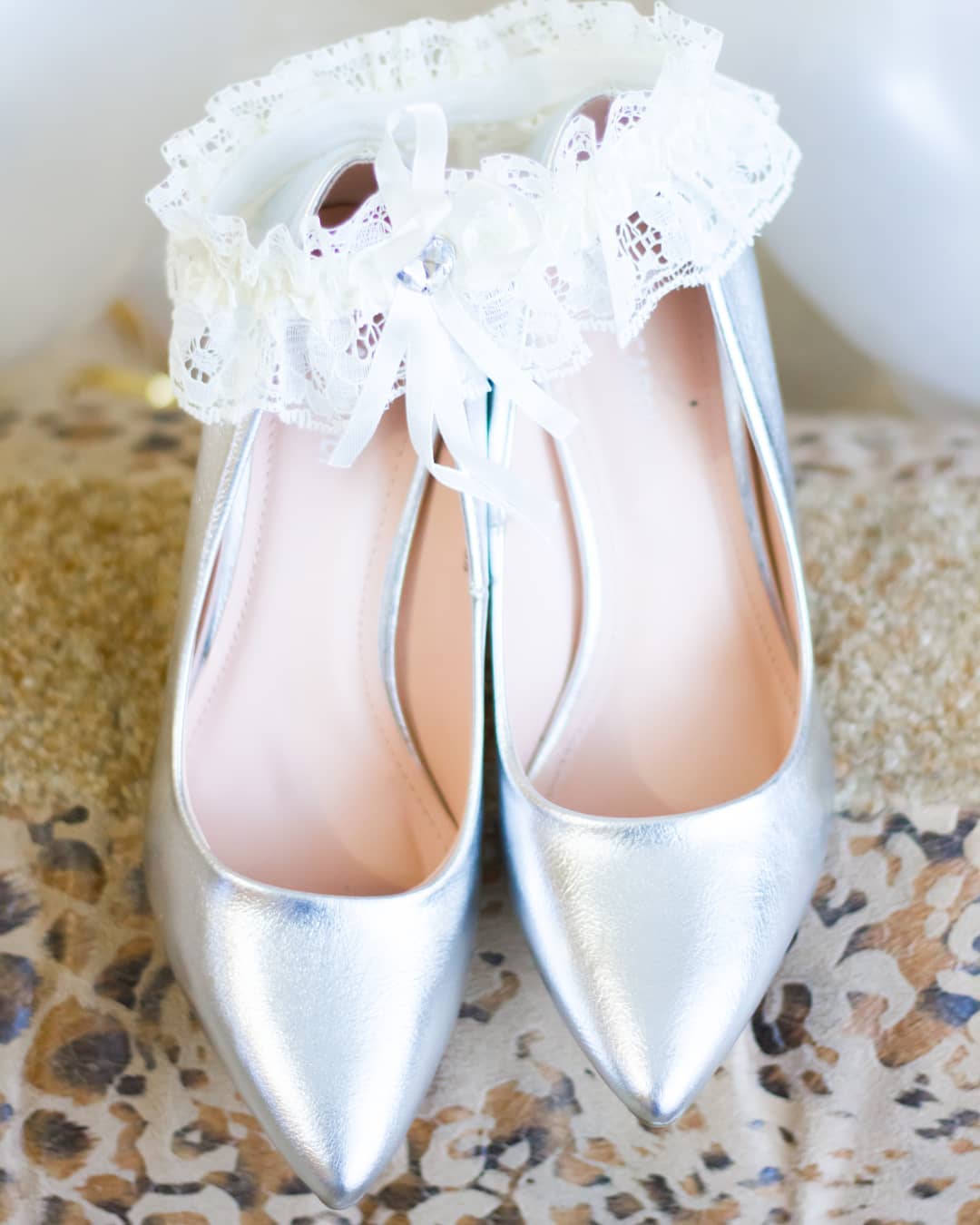 Дорогие друзья!
Прошу обратить внимание, что готовые и исходные материалы хранятся месяц после того, как мы передали вам фото и видео на флешке или на облачном хранилище.
Каждая свадьба весит